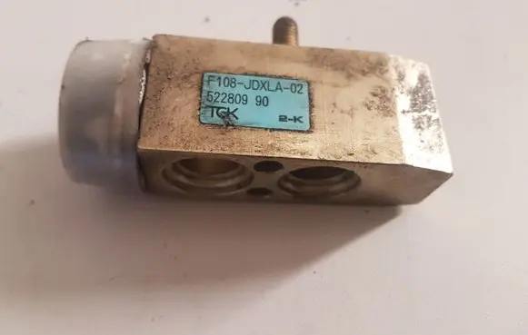 KIA Sorento Air conditioning (A/C) expansion valve 52280990 F108JDXLA02