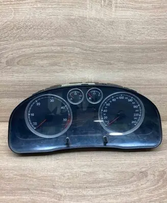 Volkswagen PASSAT B5.5 Speedometer (instrument cluster) 3B0920806A