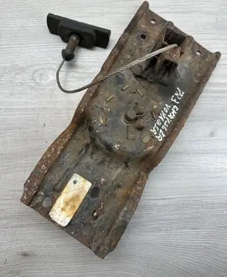 Chrysler Voyager Spare wheel mounting bracket 