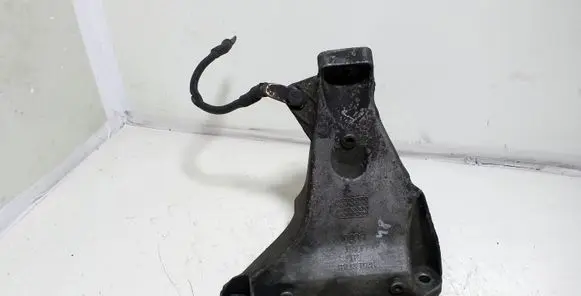 Audi A4 S4 B5 8D Engine mounting bracket 8D0199308 8D0199308AB
