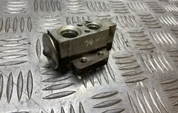 Volkswagen PASSAT B6 Air conditioning (A/C) expansion valve 1K0820679