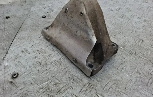 Engine mounting bracket
