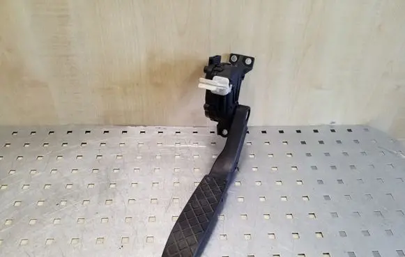 Volkswagen Touareg I Accelerator throttle pedal 7L6723507 6PV00777024