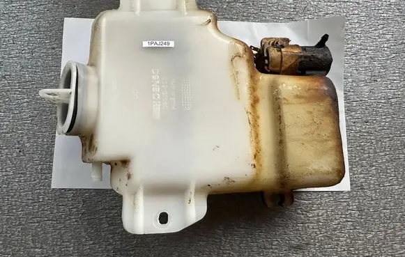 Mitsubishi Pajero Windshield washer fluid reservoir/tank MB628750