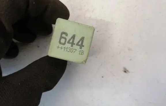 Volkswagen Polo III 6N 6N2 6NF Other relay 4H0951253 V23136-J0006-X079
