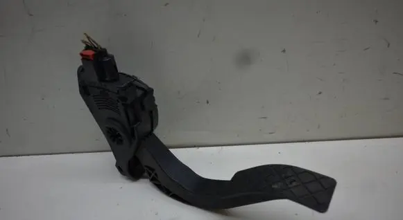 Accelerator throttle pedal