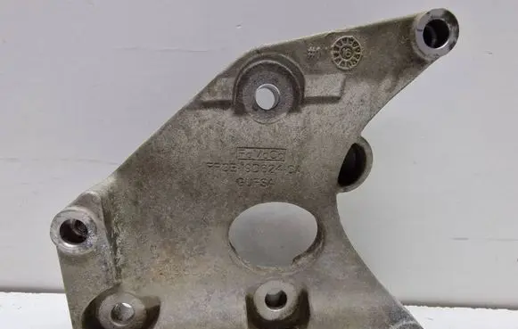 Ford Mustang VI A/C compressor mount bracket FR3E19D624CA