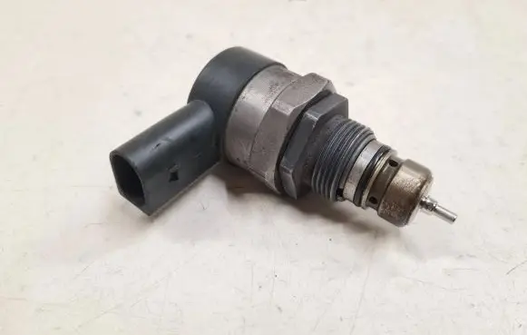 BMW 5 E60 E61 Fuel pressure regulator 0281002481 181206 13659312