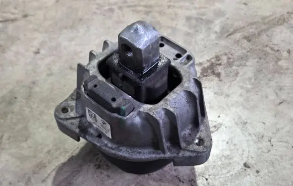 Engine mount bracket