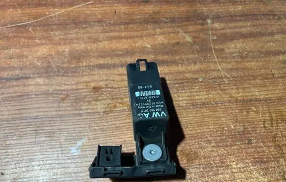 Volkswagen Golf V Glow plug pre-heat relay 038907281D