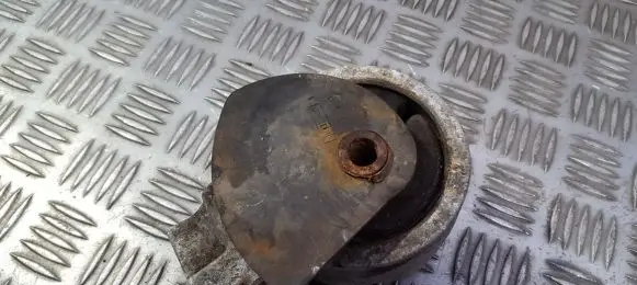 Volvo S40, V40 Engine mount bracket