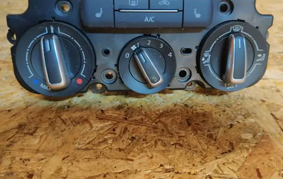 Volkswagen Jetta VI Climate control unit 5C0820047BA