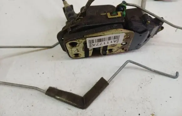 KIA Sorento Front door lock 