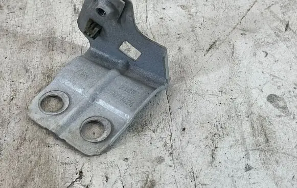 Opel Insignia B Fender mounting bracket 39077424
