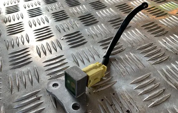 Nissan Qashqai Airbag deployment crash/impact sensor