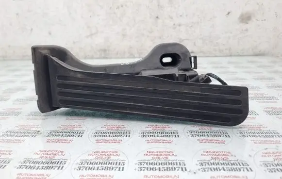 Accelerator throttle pedal
