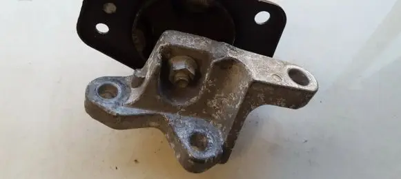 Mitsubishi Colt Engine mount bracket mr961611 mr961613