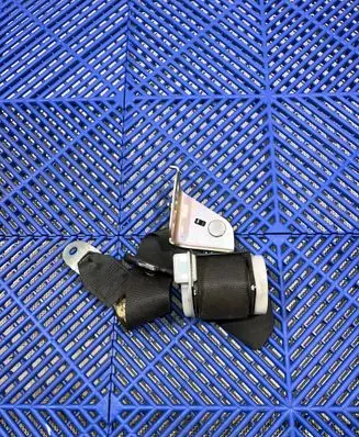Toyota Auris E180 Middle seatbelt (rear) C7092
