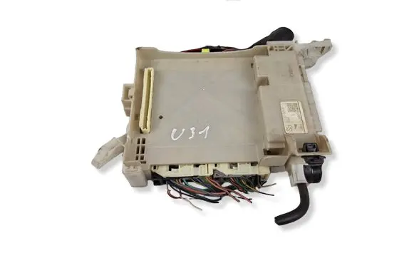 Toyota Yaris Fuse module 8273052K40