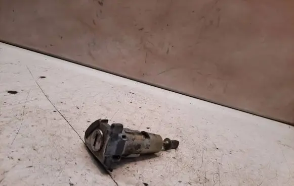 Volkswagen PASSAT B6 Front door lock (next to the handle) 
