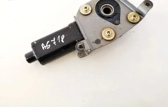 Mercedes-Benz E W211 Seat adjustment motor 0390203213 82064808-4