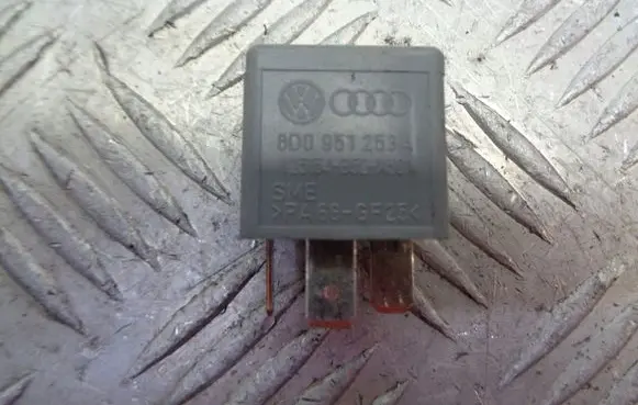 Volkswagen PASSAT B5.5 Other relay 8D0951253A