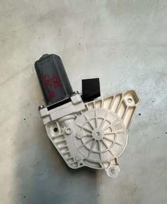 Mercedes-Benz B W245 Front door window regulator motor A1698204442