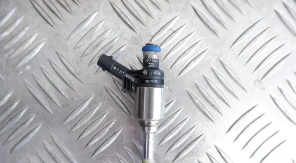 Volkswagen PASSAT CC Fuel injector 06H906036G 0261500076