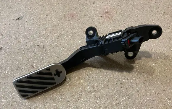 Accelerator throttle pedal