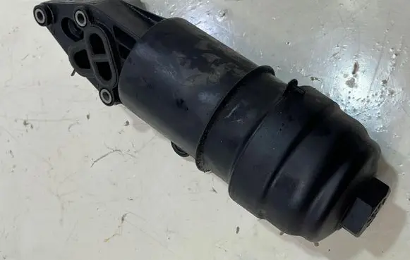 Volkswagen Touareg III Oil filter mounting bracket
