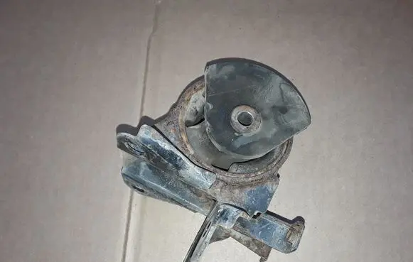 Hyundai Trajet Engine mount bracket NOCODE
