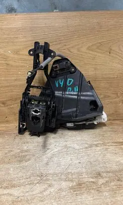 Volvo V40 Front door lock 31391825