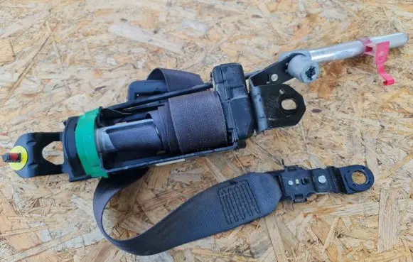 Volvo V70 Front seatbelt 8665872