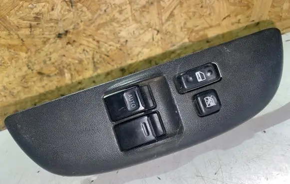 Toyota Corolla Verso AR10 Electric window control switch 84820
