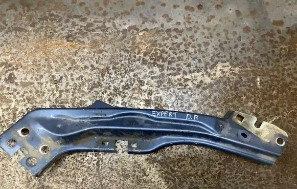 Headlight/headlamp mounting bracket