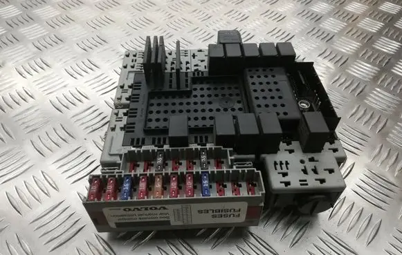 Volvo XC90 Fuse module 08696098 08696040