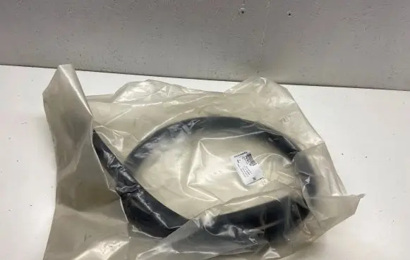 Volkswagen Touareg II Engine compartment rubber 7P6823723 80426695 20231106