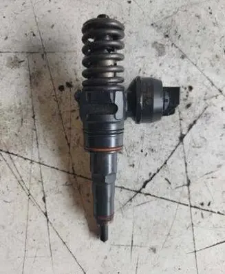 Skoda Fabia Mk1 (6Y) Fuel injector 038130073J