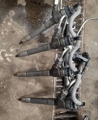 Renault Trafic III (X82) Fuel injector 0445110953