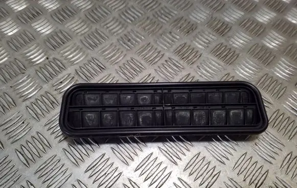 Quarter panel pressure vent