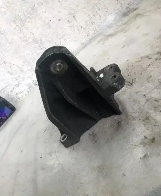 Lexus IS 220D-250-350 Engine mounting bracket