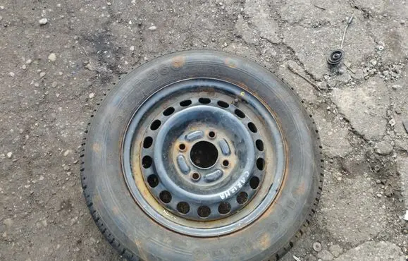 Mitsubishi Carisma R14 spare wheel 