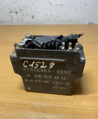 Mercedes-Benz E W210 Glow plug pre-heat relay 0165458832 C1529
