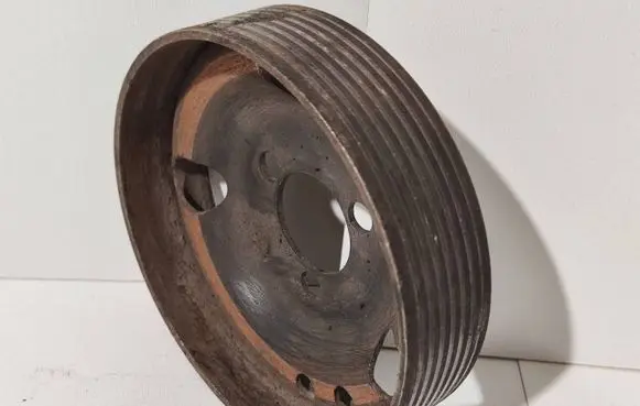 Volkswagen Touareg I Water pump pulley 021121031A 021121031D