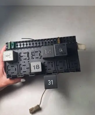Volkswagen Golf III Fuse box set 357937039