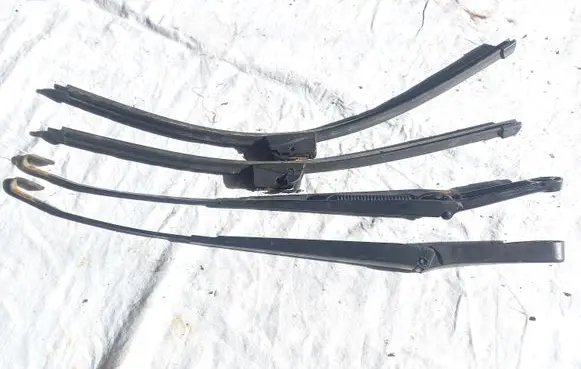 Toyota Avensis T250 Front wiper blade arm 90582558 90582557