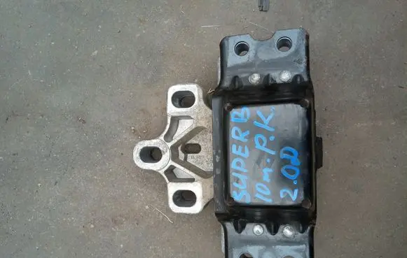 Skoda Superb B6 (3T) Engine mount bracket 3C0199555