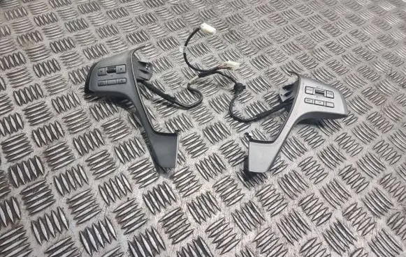 Steering wheel buttons/switches