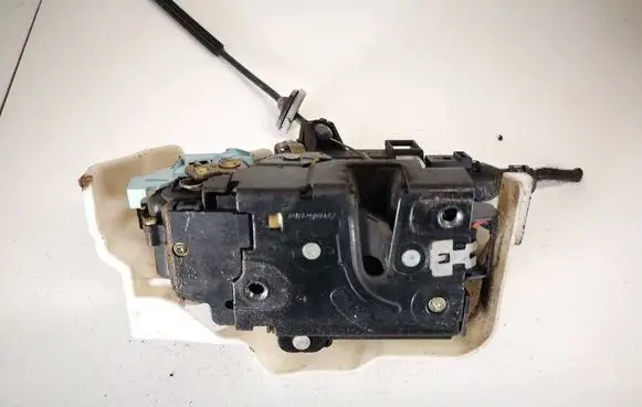 Volkswagen Touran I Front door lock