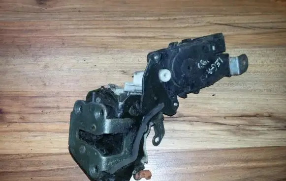 Subaru Legacy Front door lock